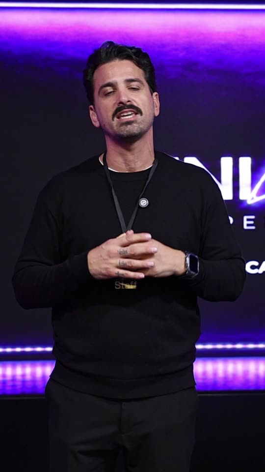 Luciano gravando depoimento em vídeo no Ideal HUB