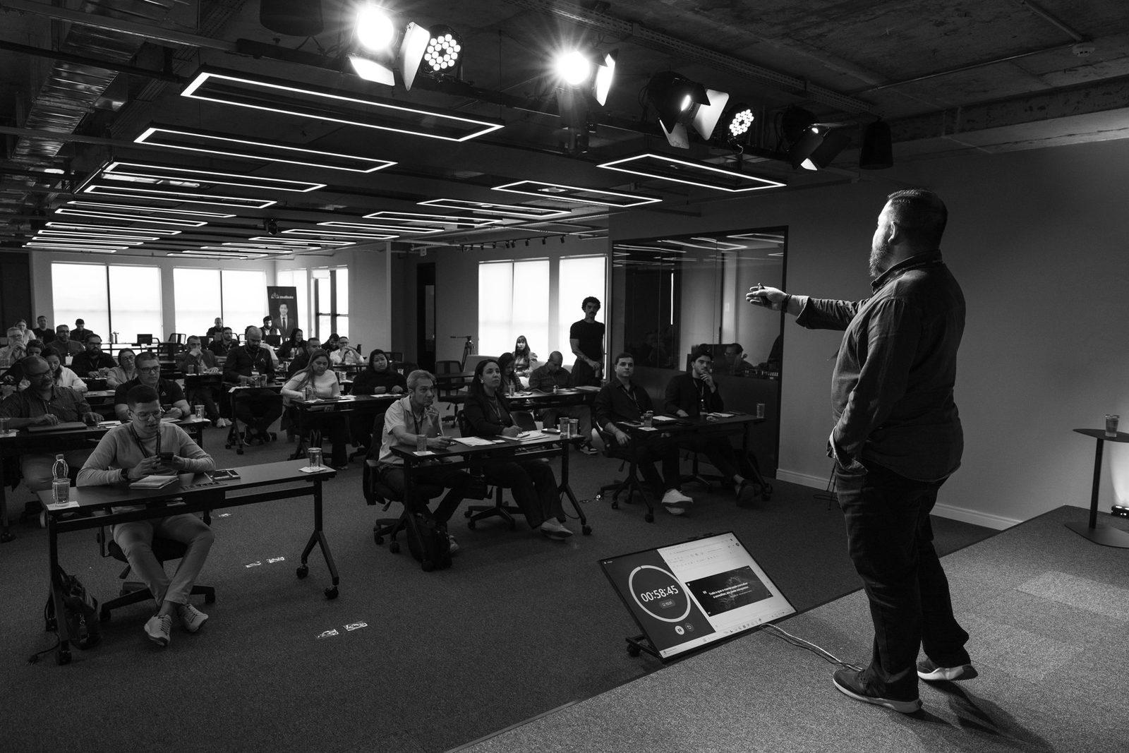 Auditório do Ideal HUB com painel P2 e plateia em formato auditório