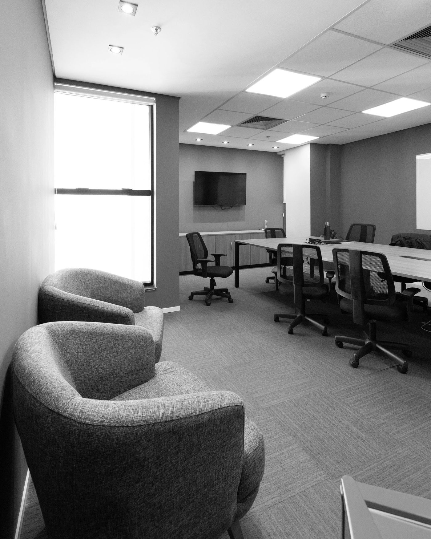 Sala de reunião do Ideal HUB com mesa de trabalho e poltronas